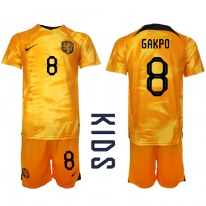 Holland Cody Gakpo #8 Replika Babytøj Hjemmebanesæt Børn VM 2022 Kortærmet (+ Korte bukser)